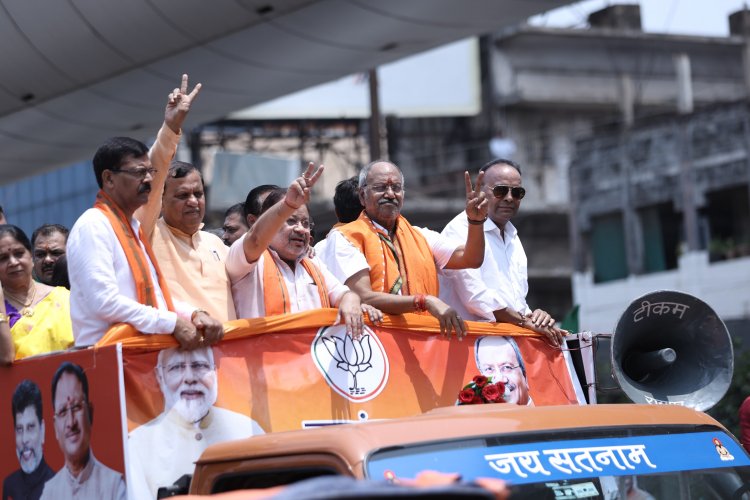 अपने लाडले नेता बृजमोहन अग्रवाल की नामांकन रैली में उमड़ा जन सैलाब विजय जुलूस की तरह दिखी बृजमोहन अग्रवाल की नामांकन रैली मुख्यमंत्री, उपमुख्यमंत्री समेत मंत्री मंडल के सदस्य और भाजपा के तमाम बड़े नेता रैली में शामिल हुए