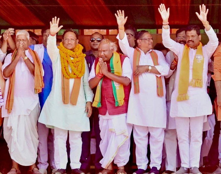 आपस में ही लड़ रहे हैं कांग्रेसी, थाने में रिपोर्ट तक की आ गई नौबत, राधिका खेड़ा प्रकरण पर बोले मुख्यमंत्री महतारी वंदन योजना की तीसरी किश्त जारी, माताएं-बहनें अपना खाता चेक कर लें जनहित का सब काम सांय-सांय, धांय-धांय हो रहा