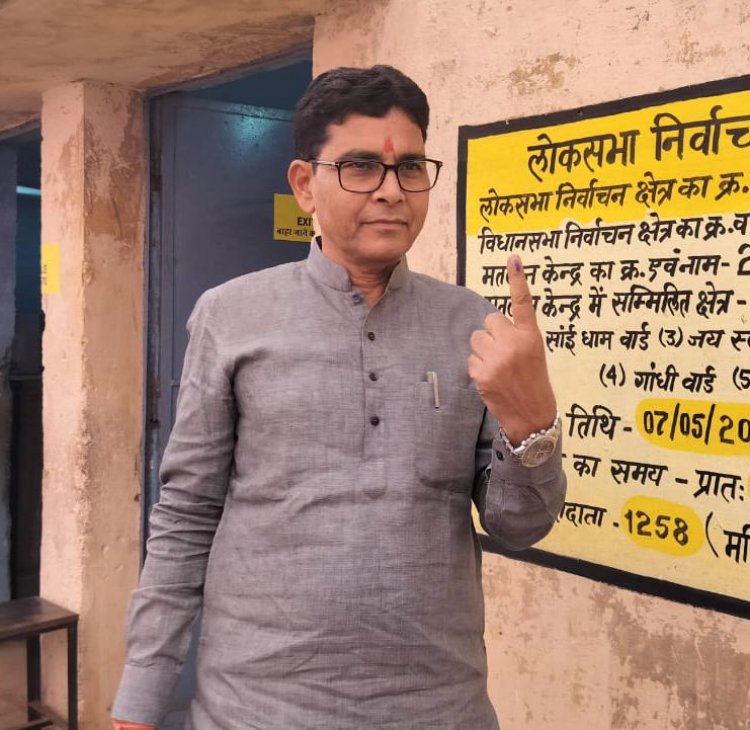 राजस्व मंत्री ने अपने परिवार के साथ किया मतदान, सभी मतदाताओं से की शत प्रतिशत वोट देने की अपील बलौदा बाजार विधानसभा के बूथ केंद्र क्रमांक 244, तुलसी तिल्दा, में किया मतदान
