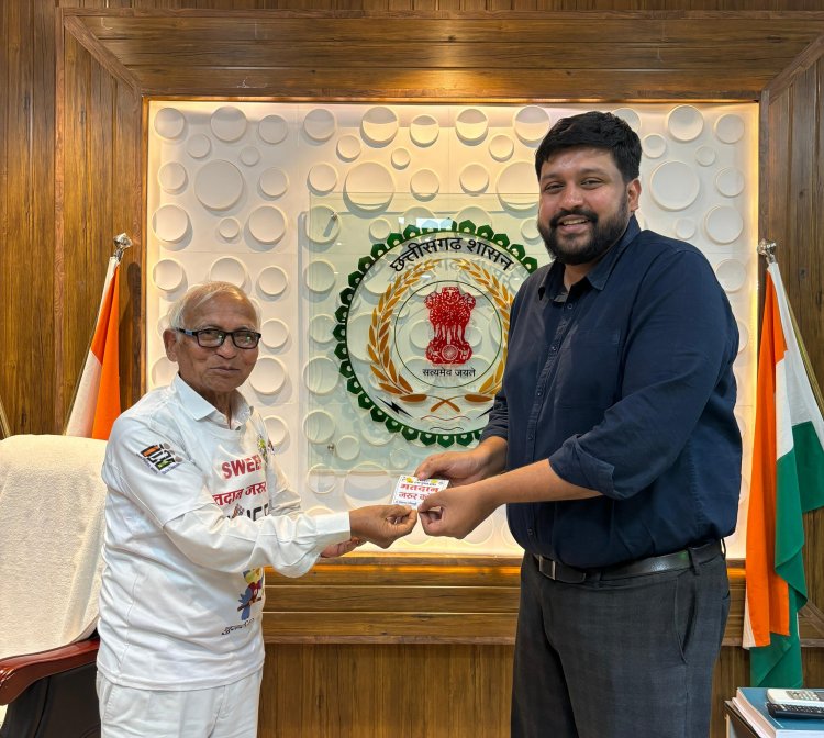 मतदाता जागरूकता का नवाचारी अभिनव कार्यक्रम । *डॉ विश्वनाथ पाणिग्राही ने 22000 हल्दी पीला चावल युक्त मतदान नेवता पत्र छपाकर बांटे।
