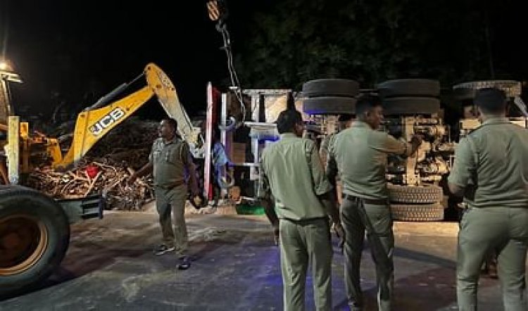 Uttar Pradesh बालू भरा ट्रक झोपड़ी पर पलटा, चार मासूम बच्चों समेत 8 लोगों की मौत
