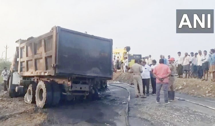 खड़ी ट्रक से टकराई बस, दो बच्चे सहित 13 लोगों की दर्दनाक मौत
