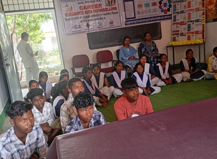कैरियर गाइडेंस के यूनिसेफ की टीम का जशपुर निरीक्षण बरगांव विद्यालय में दी गयी जानकारी